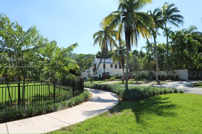 Building Photo - 533 Menendez Ave