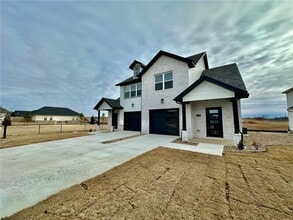 Building Photo - 2805 SW Hampshire Ave