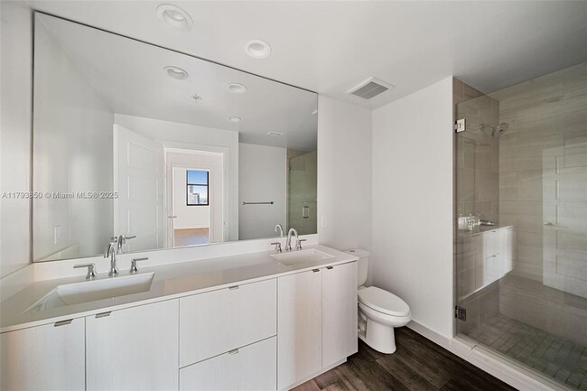 Building Photo - 555 NE 8th St