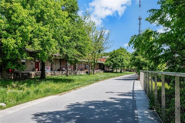 Building Photo - 1260 Lullwater Park Cir