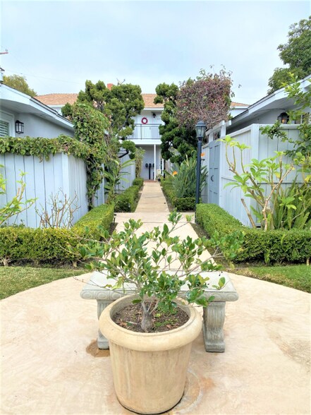 Building Photo - 325 Los Olivos