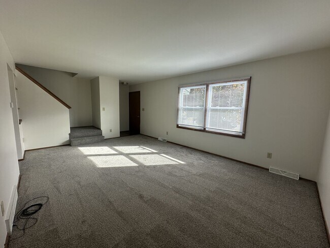 Building Photo - Spacious Townhouse in Greenfield!