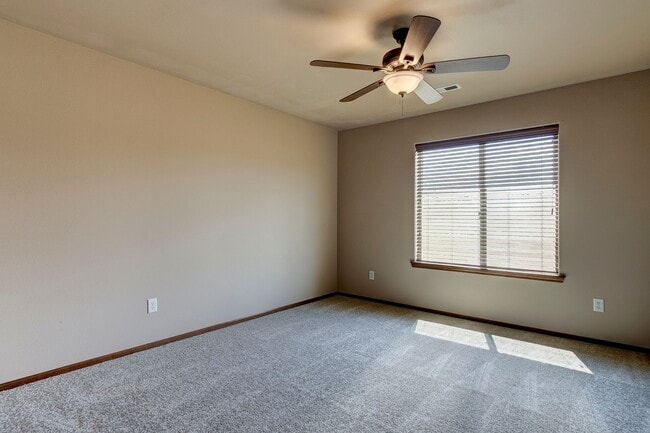 Building Photo - 3 Bedroom, 2.5 Bath Island Place Townhome