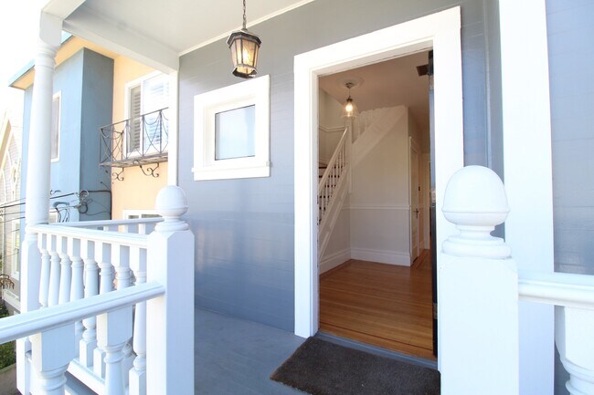 Building Photo - Noe Valley: Renovated Top Floor 2-Story Ap...