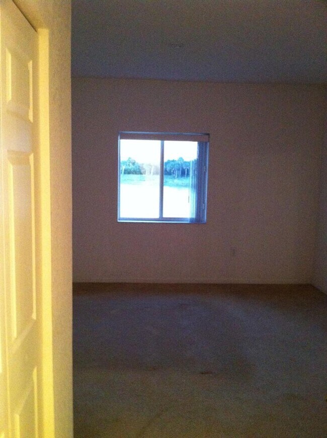 Building Photo - 1145 Golden Lakes Blvd