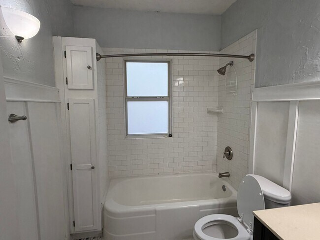 Building Photo - Available Now!!  2 bed 1 bath Near Downtown OKC