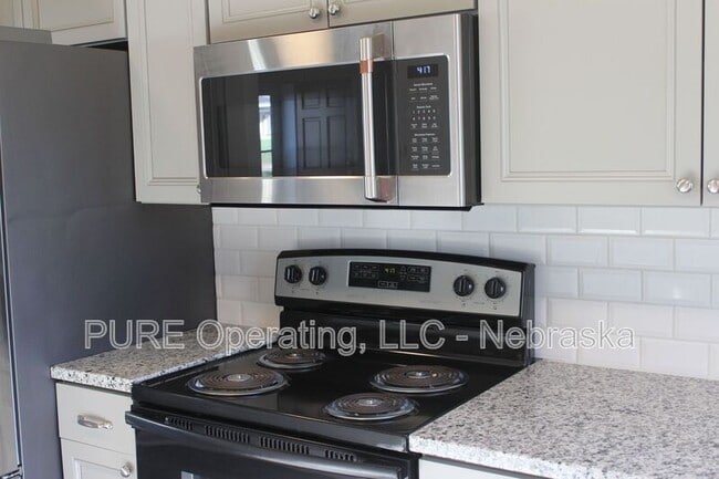 Building Photo - 670 S 69th St