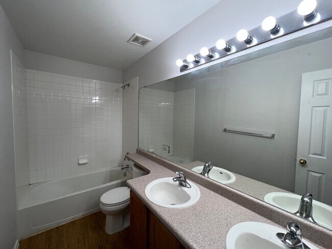 Building Photo - Spacious 4 Bedroom House in Firestone Avilable August!