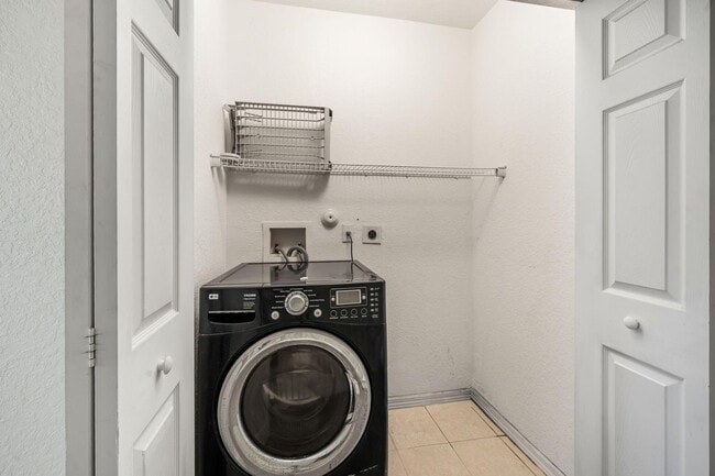 Building Photo - 1927 Alamanda Way