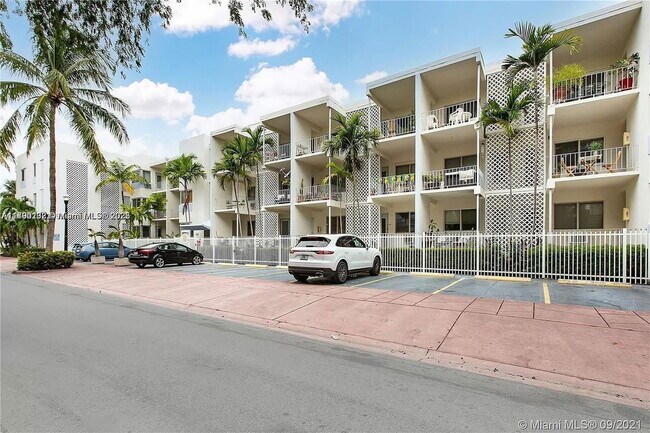 Primary Photo - 641 Española Way Apt #9, Miami Beach, FL 3...
