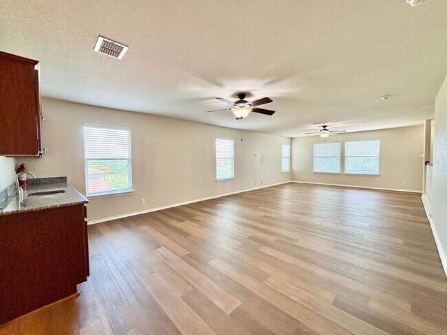 Building Photo - Welcome to this Big & Beautiful! 5 bed/3.5...