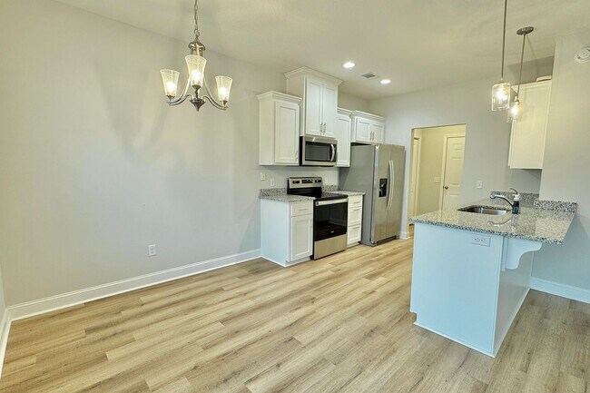 Building Photo - AVAILABLE NOW! (Pet Friendly)