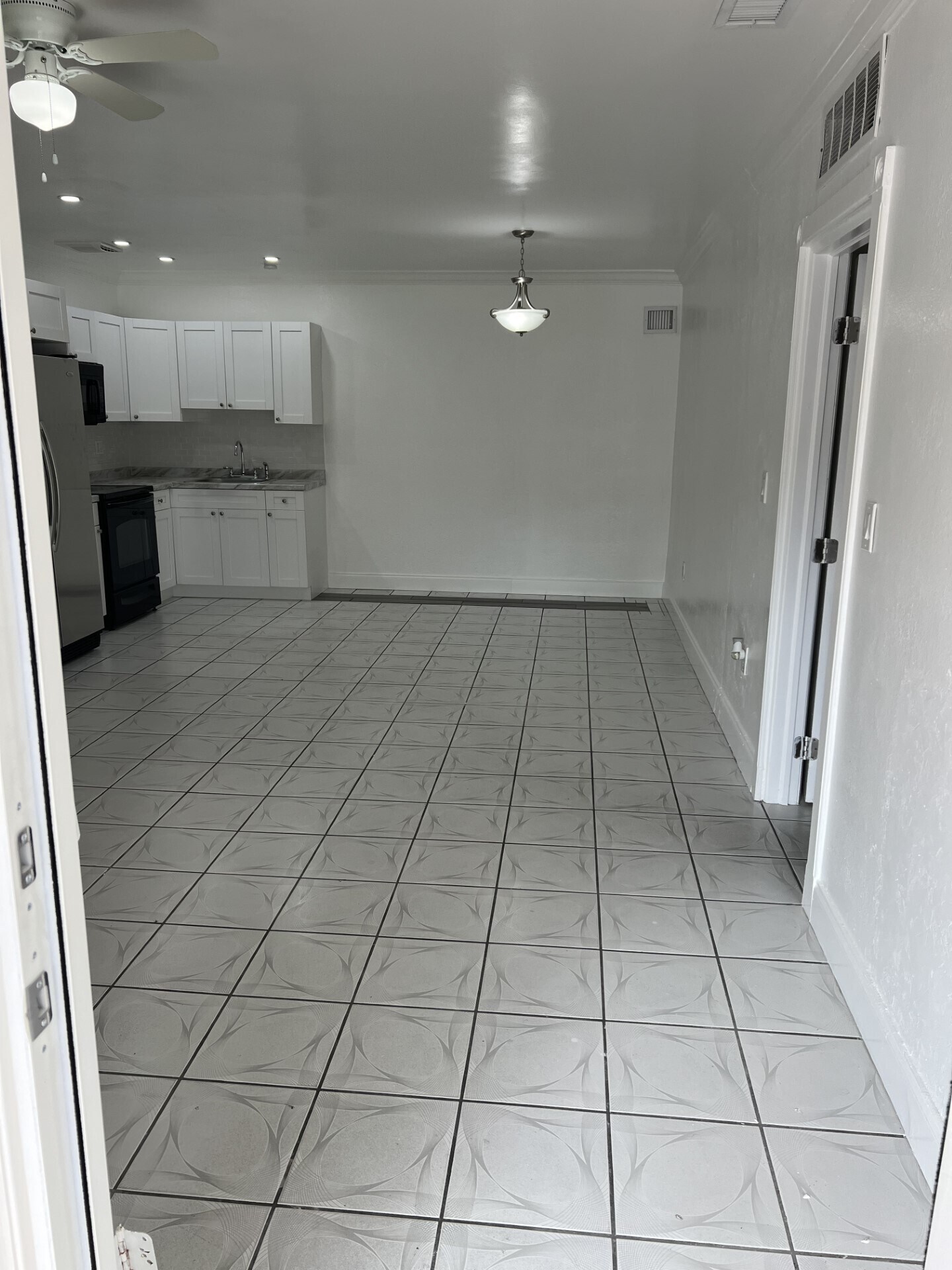 Building Photo - 649 W 14th St