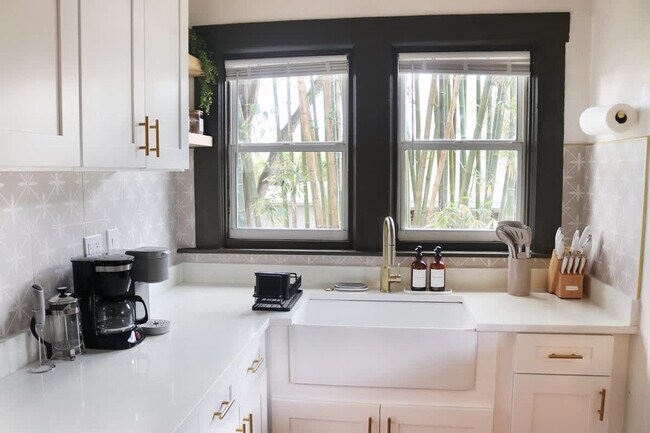 Building Photo - 102 W Emma St