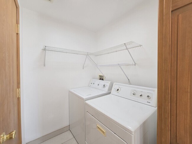 Building Photo - 620 1/2 Alto St