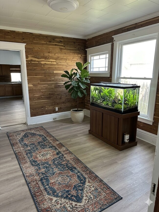 Building Photo - 730 E Hurlbut Ave