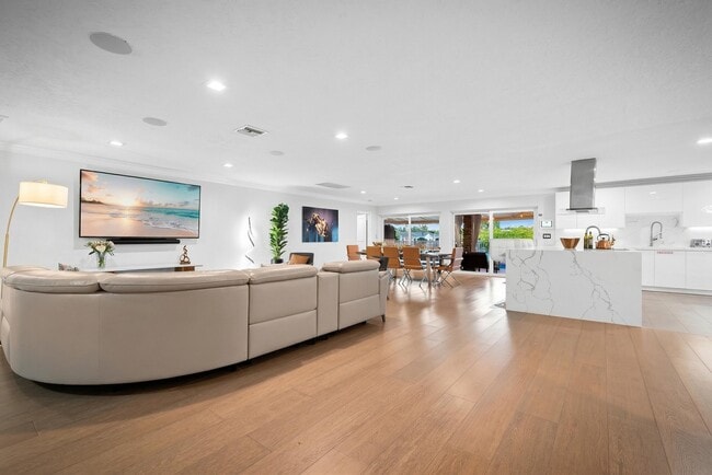 Building Photo - 5841 Bayview Dr