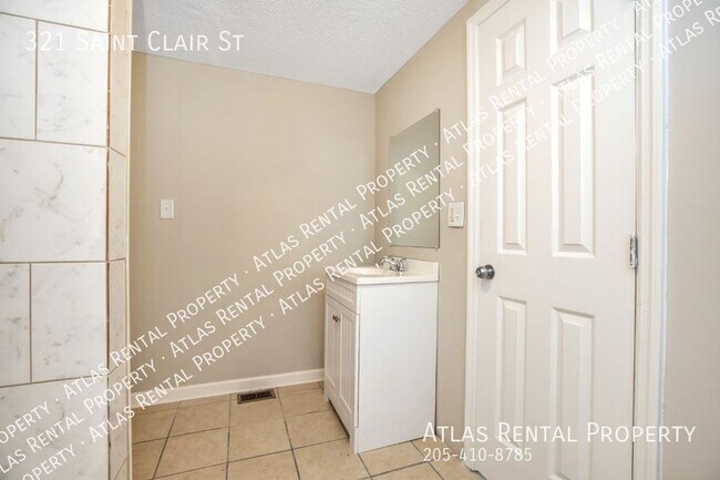 Building Photo - 321 St Clair St