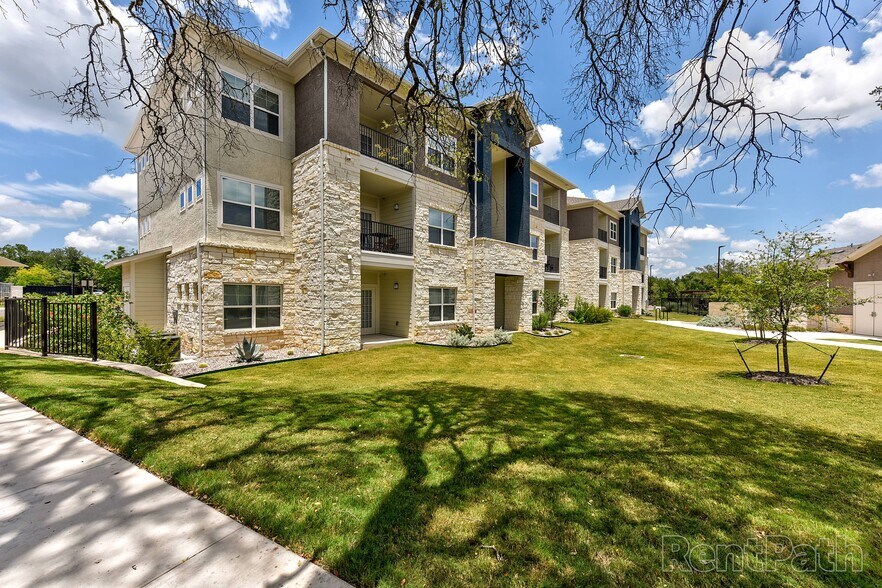 Building Photo - Live Oak Apartments
