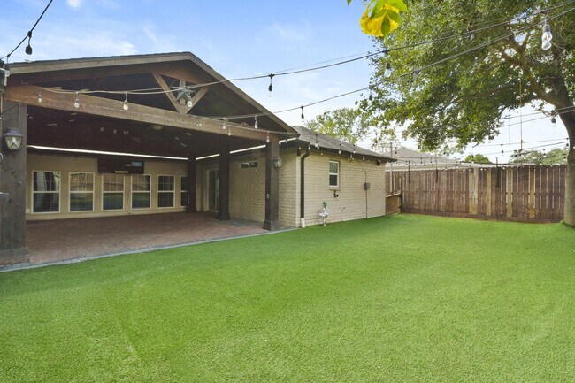 Building Photo - 15710 Creekhaven Dr