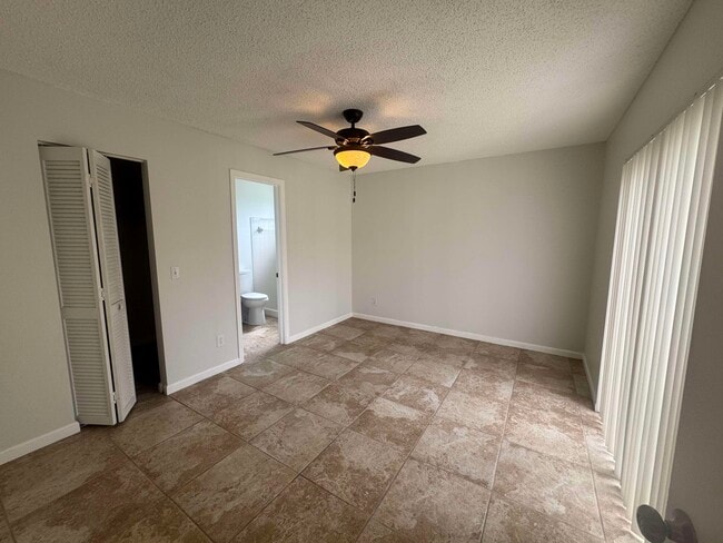 Building Photo - 1047 Manor Dr