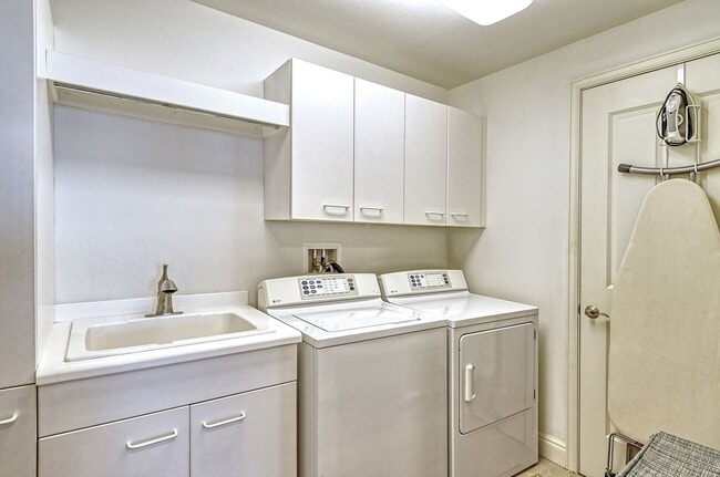 Building Photo - VACATION RENTAL Amazing 2/2 condo in the heart of downtown Sarasota with Bay View!