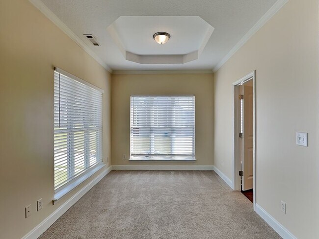 Building Photo - Beautiful 6 Bedroom Home located in Hampton!