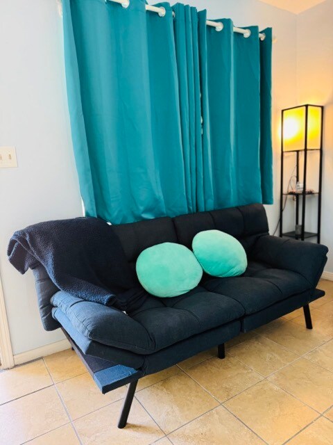 Building Photo - Rebecca