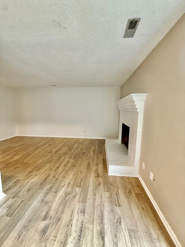 Building Photo - 3BD/2.5BA Brick Townhouse in Washington Commons off of Great Neck! Renovated throughout!