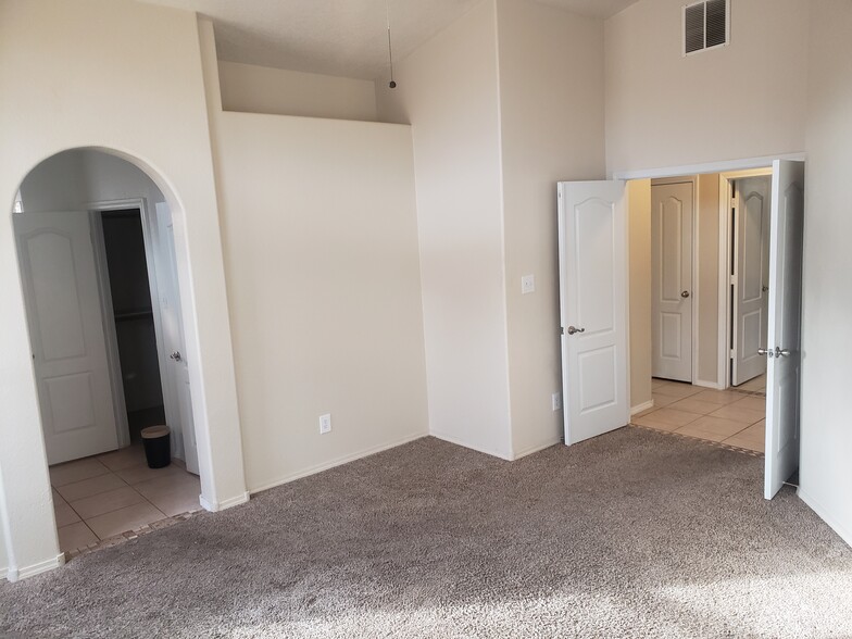 Building Photo - 2605 Silver Star Dr SW