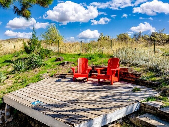 Building Photo - Cozy Hillside Boise Beauty Available 1/1/26!