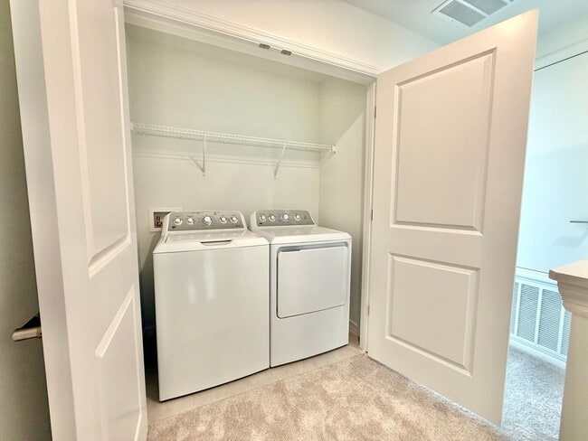 Building Photo - Riverside living redefined - 3Bedrooms/2.5Baths newly built townhome in Edgewater!