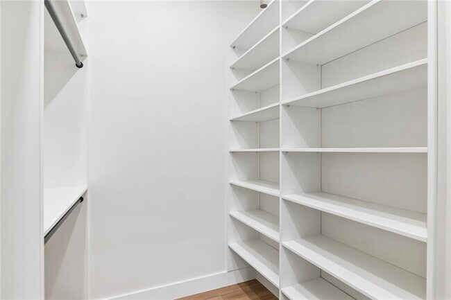 Building Photo - 582 Hope St SW