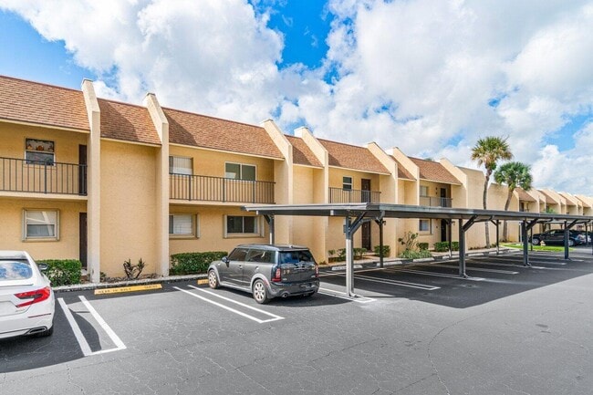 Building Photo - 2935 SW 22nd Ave