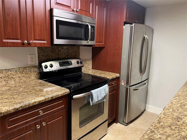 Building Photo - 7200 Fairway Dr