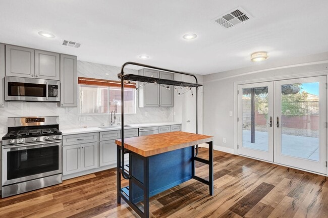 Building Photo - Remodeled Three Bedroom in Summerlin! No carpet!