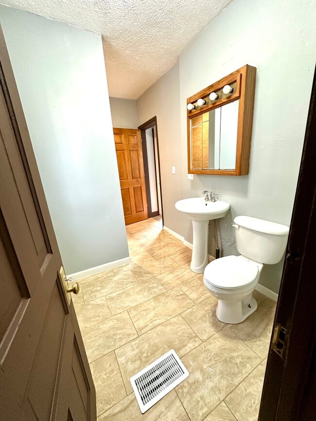 Building Photo - 408 S Gardiner Ave