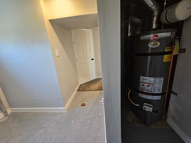Building Photo - Spacious 4 Bed Bountiful Home | Central Location & Covered Parking