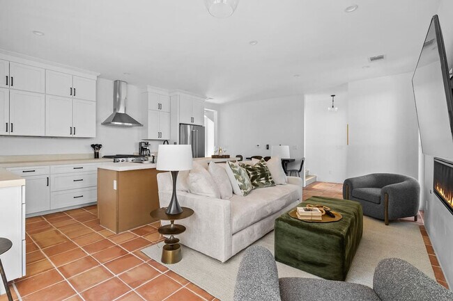 Building Photo - 2701 Bumble Bee Dr