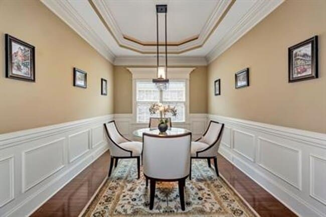 Building Photo - Welcome Home to Lake Forest!