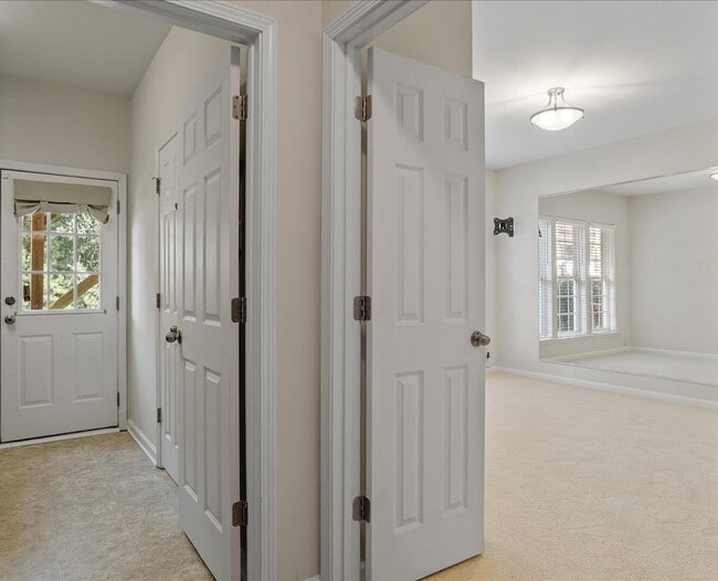 Building Photo - Gorgeous Townhome in Great Raleigh Location!