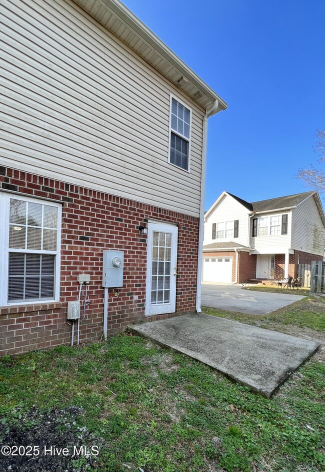Building Photo - 6034 Larson Pl