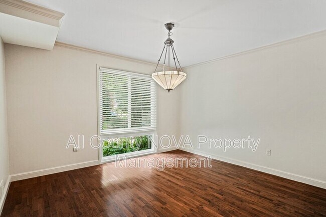 Building Photo - 6428 Earlham Dr