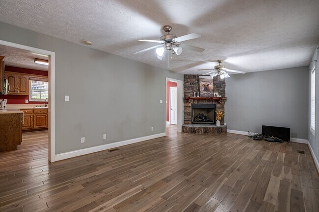 Building Photo - 3 Bedrooms, 2.5 Bathrooms - Home in Silver Creek!