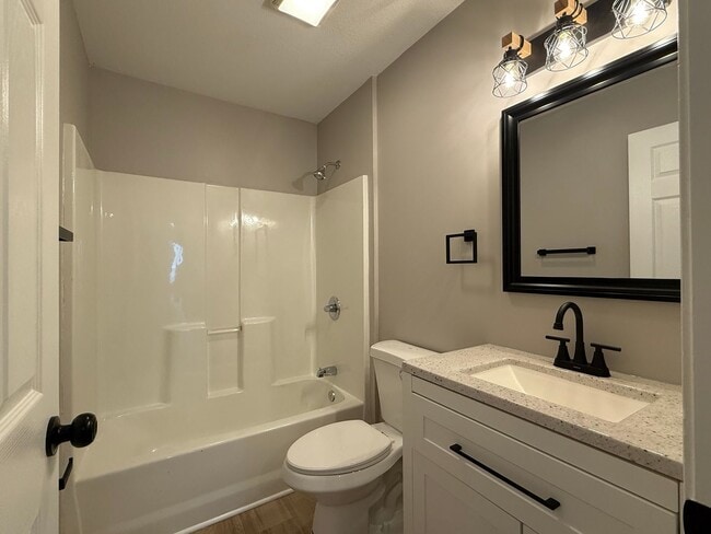 Building Photo - Updated 3 bedroom 2 bath