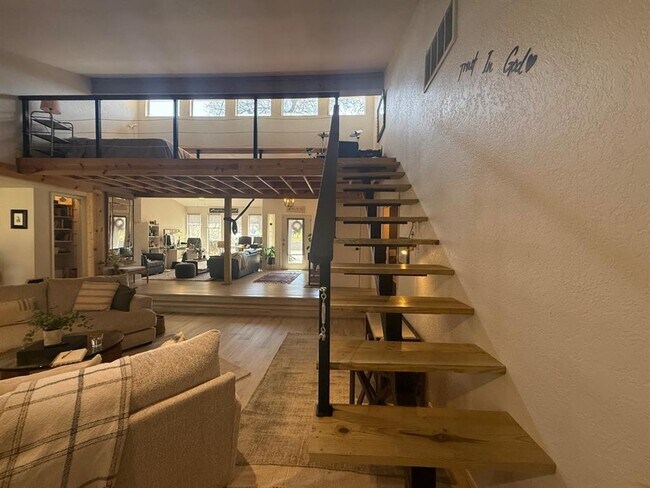 Building Photo - 1925 Bunting Ct