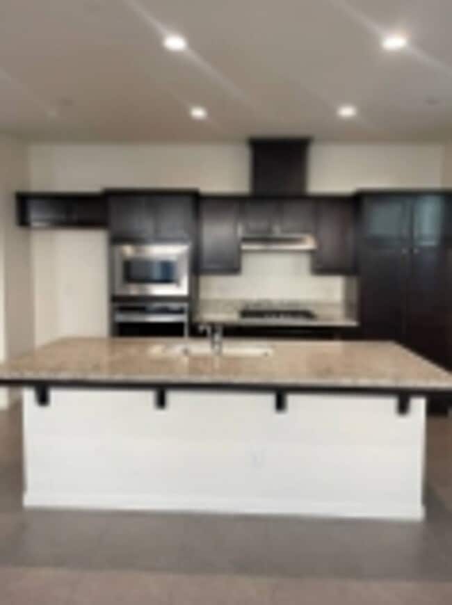 Building Photo - Beautiful 3 bedroom / 2.5 Bathroom for ren...
