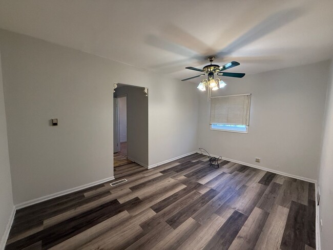 Building Photo - 2 Bedroom Unit available in Highland Park!