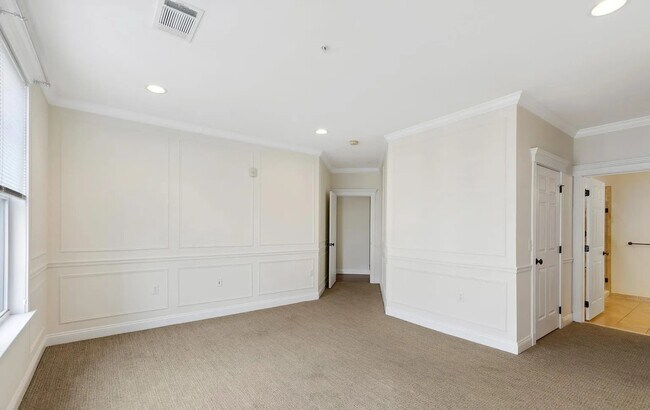Building Photo - 300 W Elm St