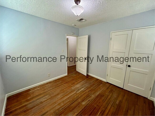 Building Photo - Cute 3 Bed/1 Bath SE Bakersfield Home w/ S...